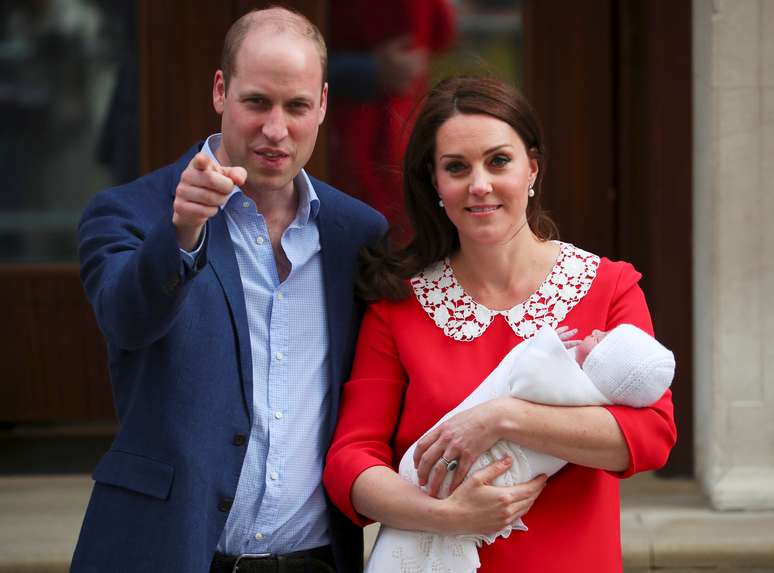 Pr&iacute;ncipe William e Kate deixam hospital com filho rec&eacute;m-nascido em Londres
 23/4/2018    REUTERS/Hannah Mckay