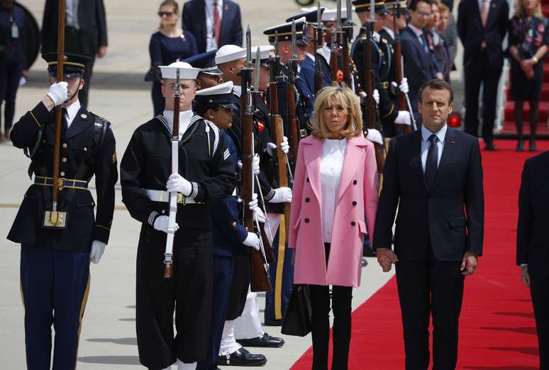 Macron e a esposa, Brigitte Macron, chegam em Maryland (EUA)
 23/4/2018    REUTERS/Brian Snyder