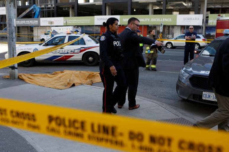 Polícia de Toronto investiga acidente com van
 23/4/2018   REUTERS/Chris Donovan 