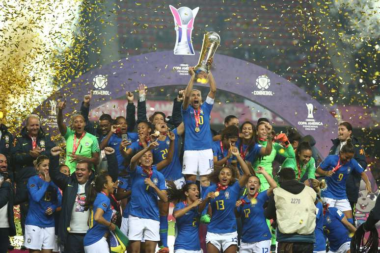 Marta levanta o troféu do título da Copa América de futebol feminino.