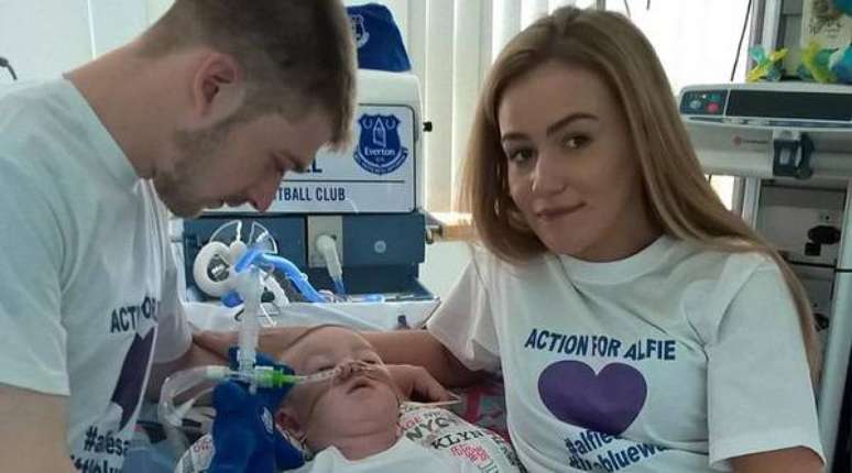 Alfie Evans junto de seus pais