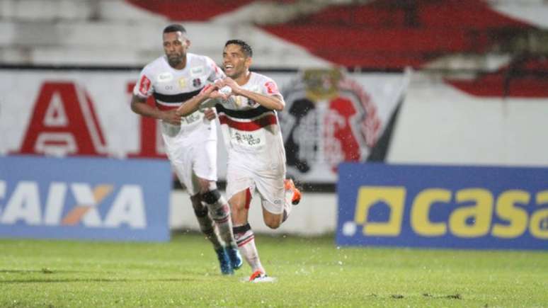 Carlinhos Paraíba comemora seu primeiro gol em sua reestreia no Santa (Foto: Marlon Costa/Pernambuco press)