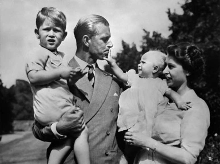 A rainha com o marido e filhos nos anos 1950; demonstrações públicas de afeto eram mais raras