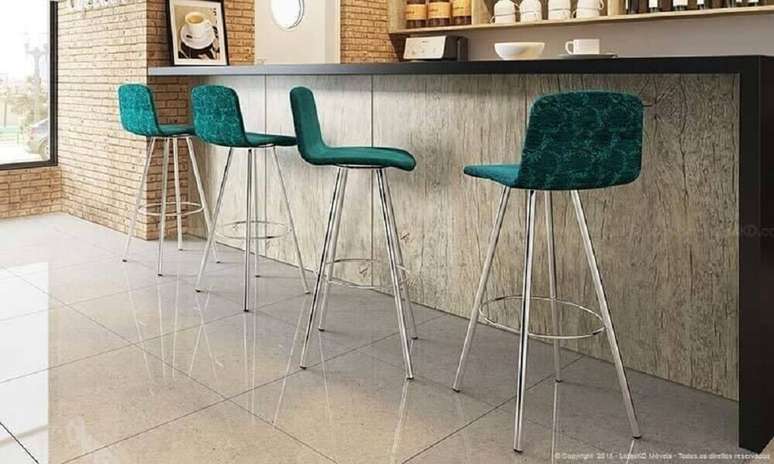 28. Assim como o apoio para os p&eacute;s, o encosto nas banquetas para cozinha s&atilde;o importantes para quem quer bastante conforto