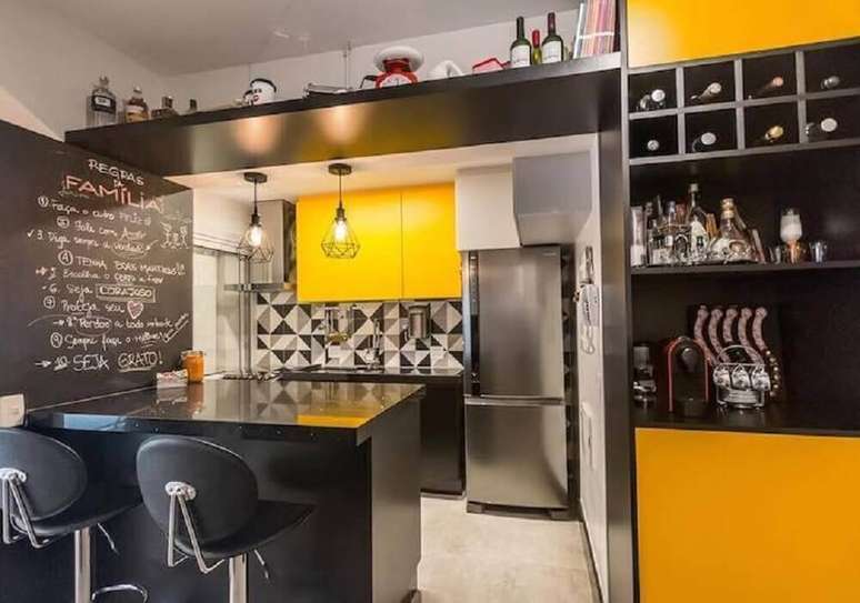 24. Decora&ccedil;&atilde;o de cozinha preta e amarela com pendente e banquetas
