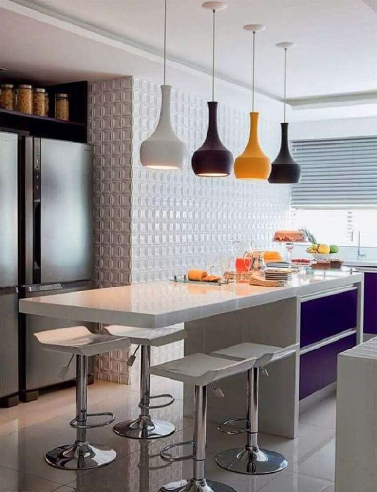 21. Cozinha americana com banquetas brancas regul&aacute;veis