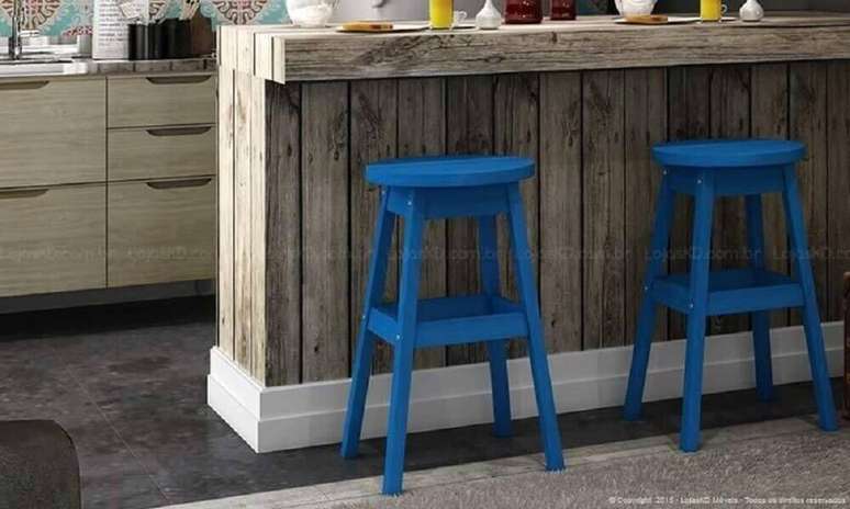 48. Decora&ccedil;&atilde;o com bancos azuis para cozinha americana