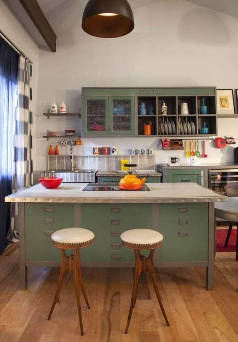 35. Decora&ccedil;&atilde;o com banquetas baixas para cozinha com assento de couro branco