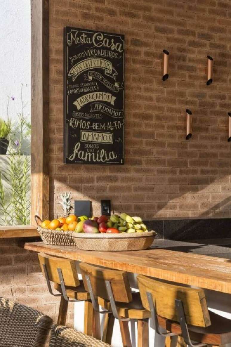 50. As banquetas para cozinha feitas de madeira com estrutura de ferro s&atilde;o perfeitas para um ambiente com estilo r&uacute;stico