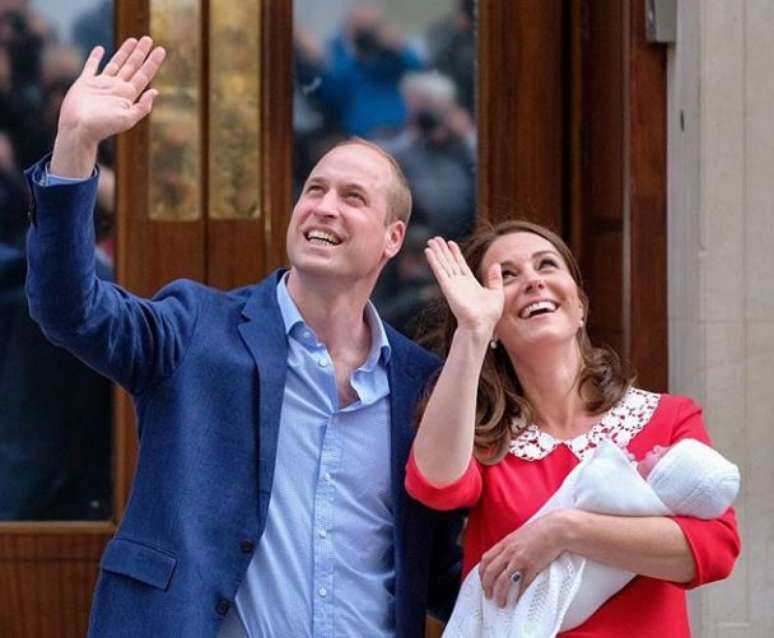 Com um vestido vermelho, Kate fez uma breve aparição para os jornalistas e diversas pessoas que estavam reunidas em frente ao centro médico