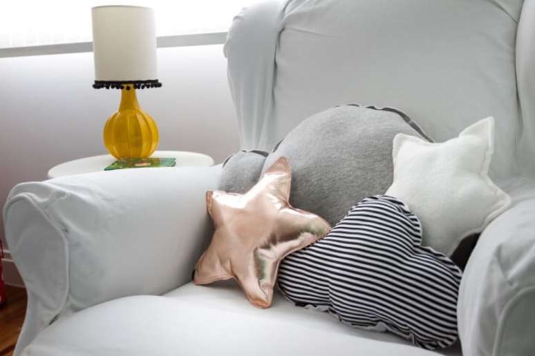 28. A poltrona pode ser adornada com almofadas decorativas. Projeto de Anna Maria Parisi