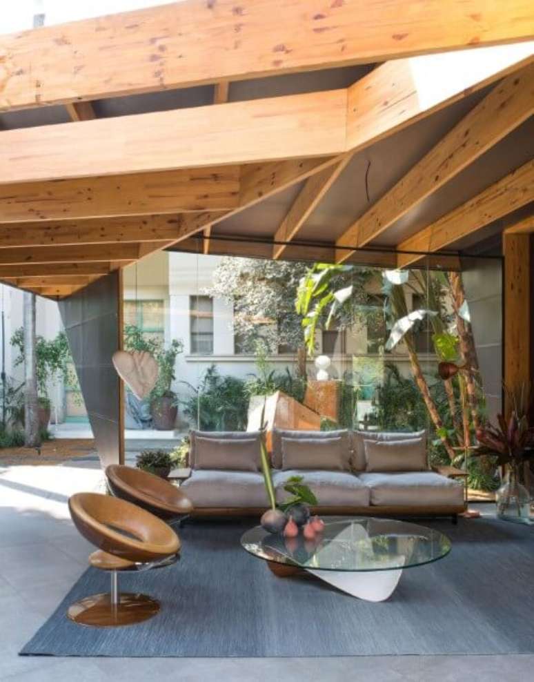 57. Existem v&aacute;rios modelos de poltronas com base girat&oacute;ria, como estas do projeto de Casa Cor 2016