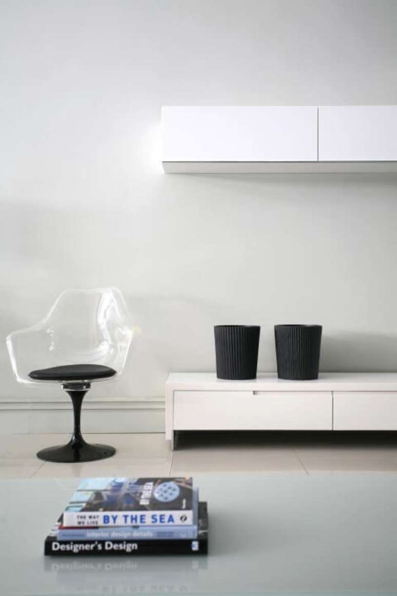 36. Os modelos de poltronas modernas de acr&iacute;lico s&atilde;o bem diferentes. Projeto de Francisco Calio