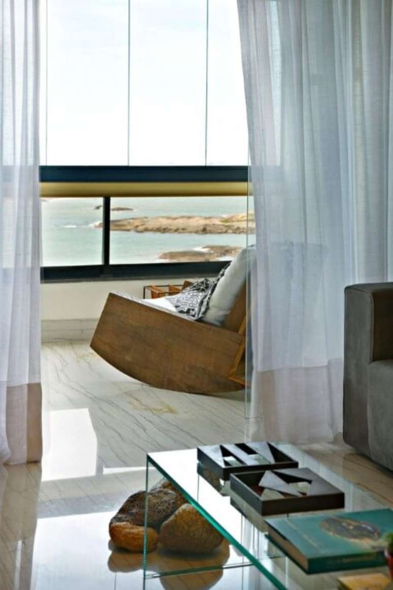 53. Mais um modelo de poltrona de balan&ccedil;o de madeira. Projeto de Coutinho Vilela