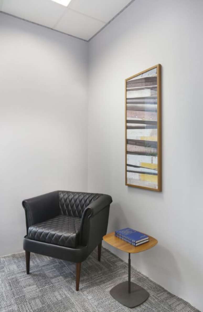 58. Poltrona de couro com p&eacute;s palitos. Projeto de Antonio Armando de Araujo