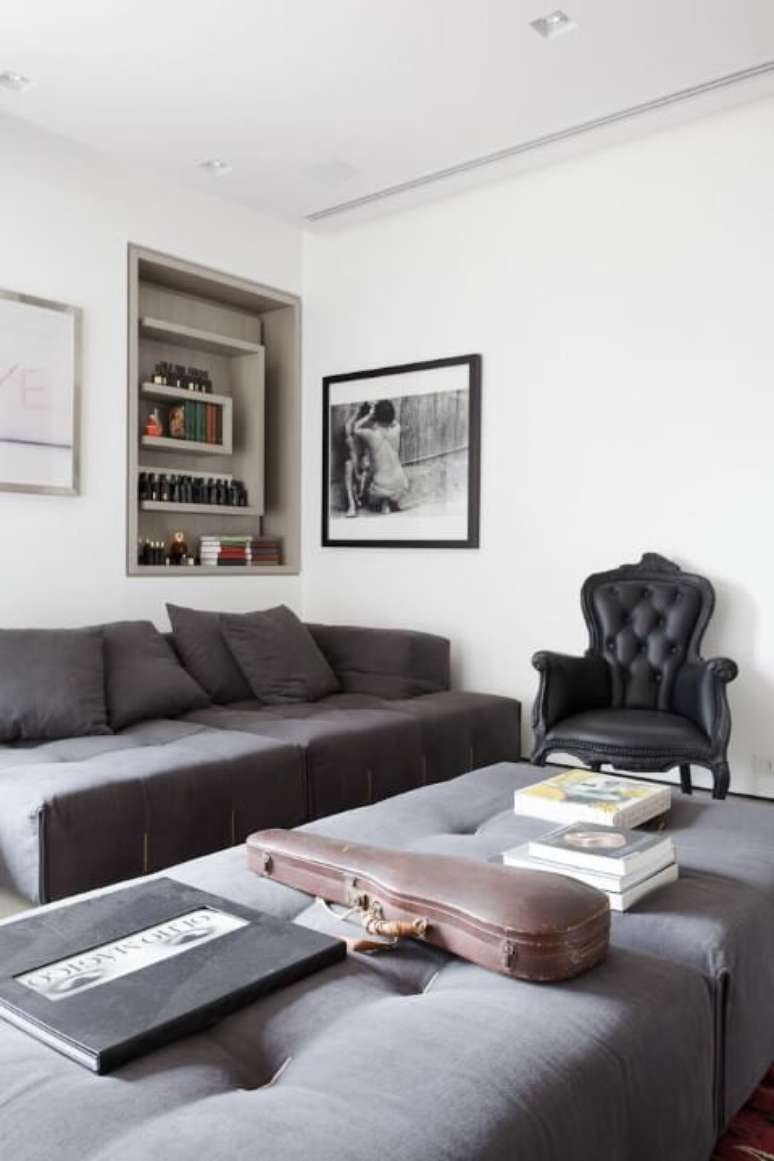 42. Poltronas de couro preta em sala com m&oacute;veis cinzas. Projeto de Consuelo Jorge