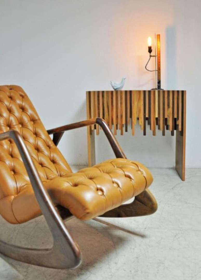 50. Poltrona de couro de balan&ccedil;o. Projeto de Desmobilia