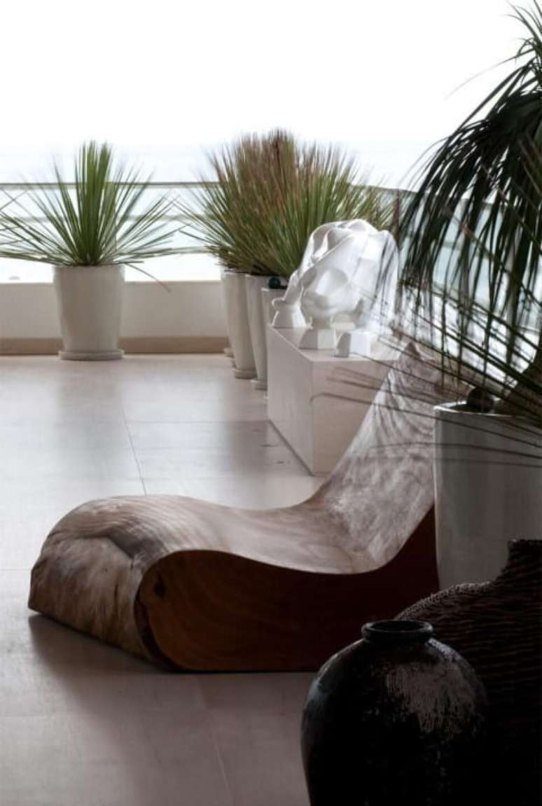 54. Poltrona r&uacute;stica de madeira. Projeto de Jayme Bernardo