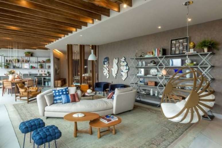 9. A poltrona comp&otilde;e o ambiente e facilita a intera&ccedil;&atilde;o na sala de estar. Projeto de Casa Corrio