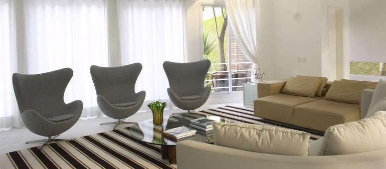 35. Combina&ccedil;&atilde;o de poltronas egg. Projeto de Oleg&aacute;rio de S&aacute;