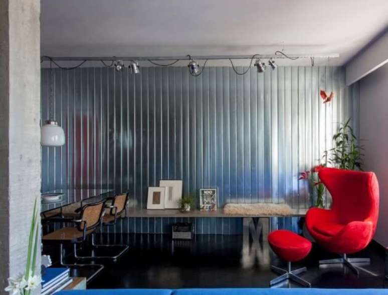 17. Aqui, a poltrona egg vermelha d&aacute; um toque de cor ao escrit&oacute;rio. Projeto de Tria Arquitetura