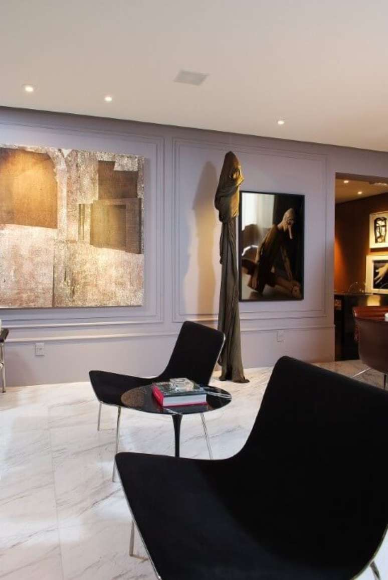 12. Os modelos de poltronas sem apoio para os bra&ccedil;os s&atilde;o os mais recomendados para a sala de jantar. Projeto de Marlon Gama