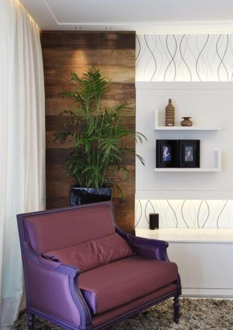 39. Poltrona roxa e larga. Projeto de Leila Dionizi