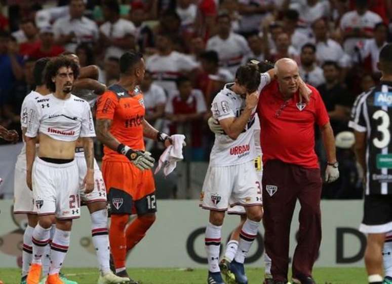 Apesar das dores, Rodrigo Caio ficou em campo nos últimos minutos da partida Ceará x São Paulo porque o tricolor paulista já havia feito todas as substituições.