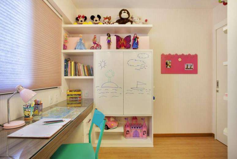 50. Coloque móveis no quarto infantil que podem ser limpos facilmente pra criançada brincar! Projeto por Cyntia Sabat