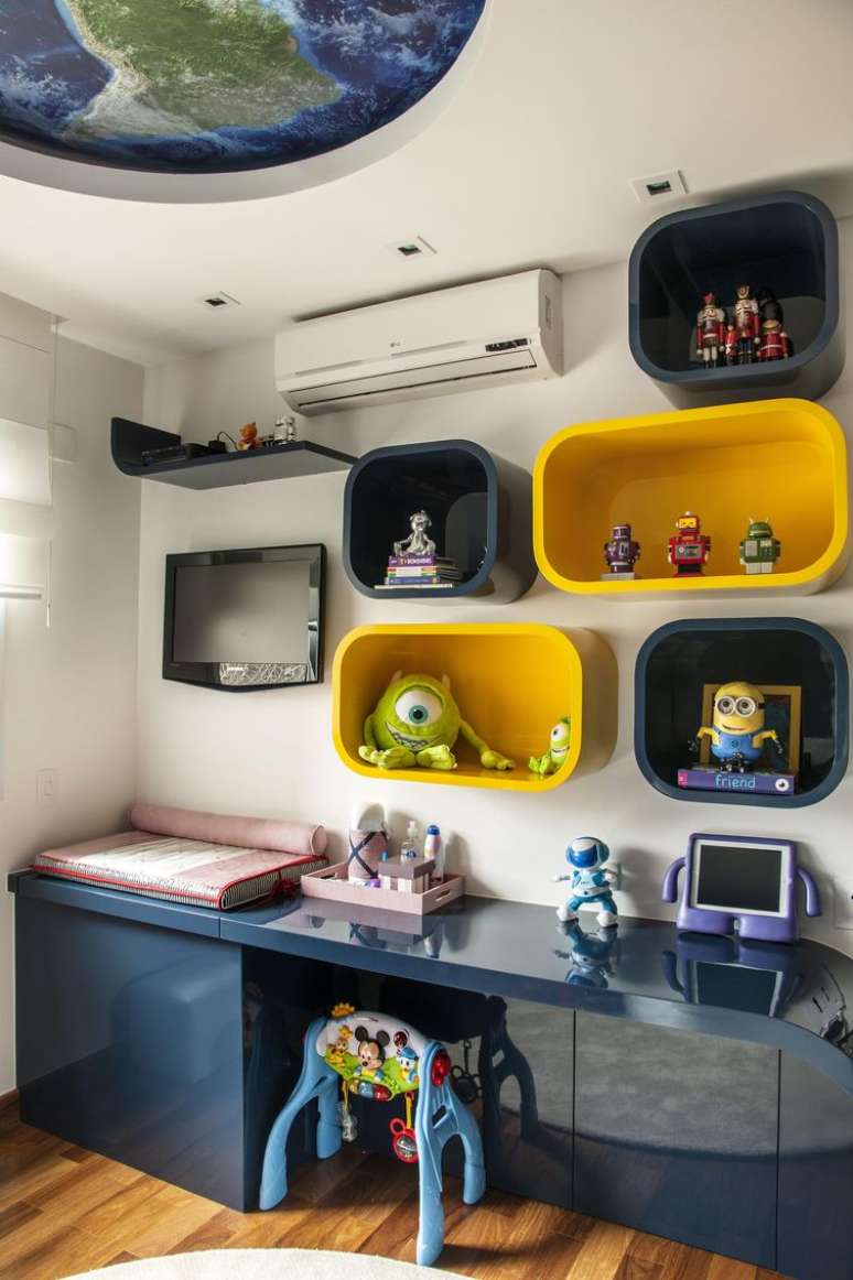 49. Uma forma de decora&ccedil;&atilde;o de quarto infantil &eacute; utilizando cores complementares