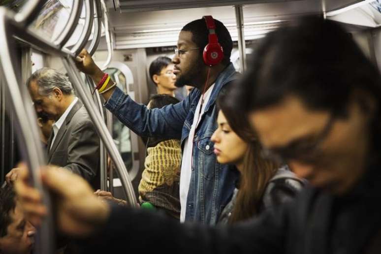 Homem escuta música em fones de ouvido no metrô
29/05/2014
REUTERS/Lucas Jackson