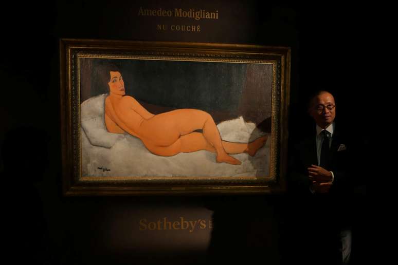Kevin Ching, CEO da Sotheby's Asia, posa ao lado de pintura de Amedeo Modigliani 24/04/2018 REUTERS/Venus Wu