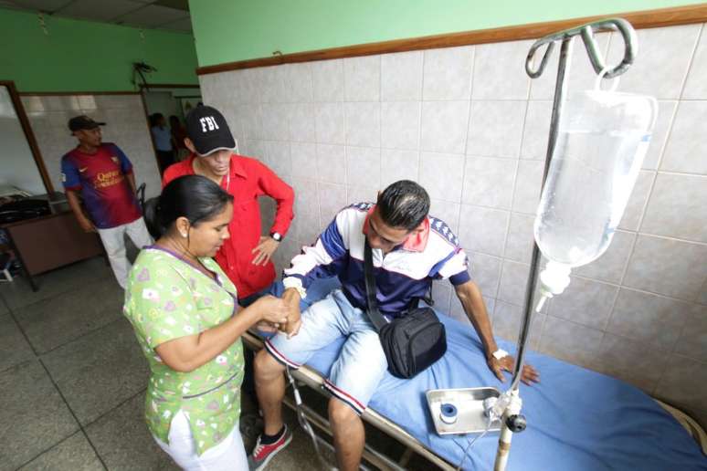 Homem recebe atendimento em clínica de Puerto Ordaz, na Venezuela 08/11/2017 REUTERS/William Urdaneta