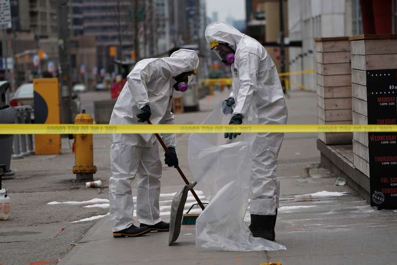 Funcionários limpam calçada após incidente com van em Toronto
 24/4/2018   REUTERS/Carlo Allegri