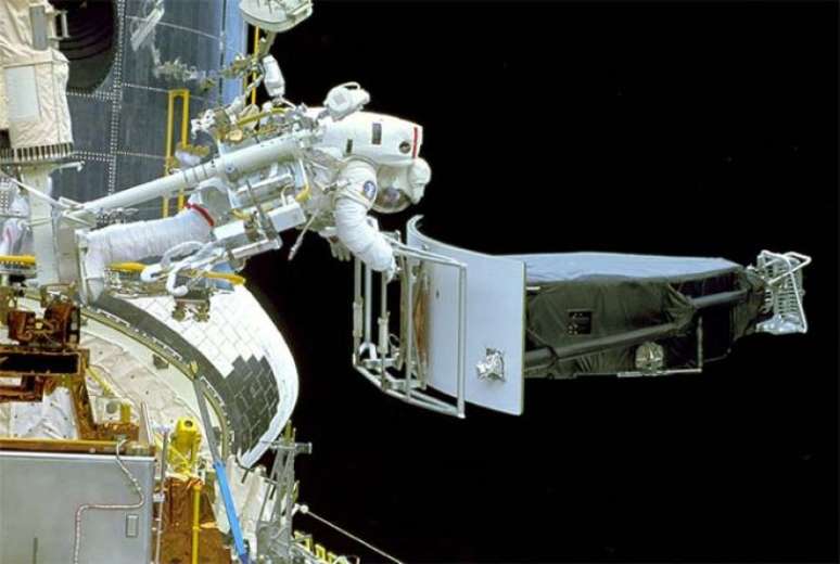 Astronauta modifica parte do telesc&oacute;pio em 1993 (Foto: NASA/ESA)