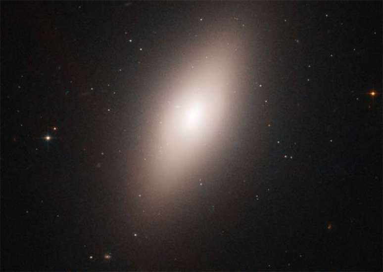 Aglomerado de galáxias na constelação de Virgem (Foto: NASA/ESA)