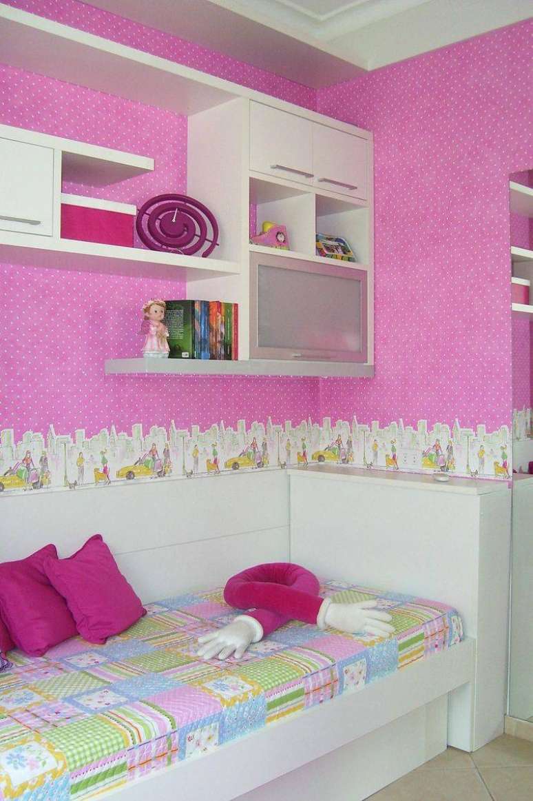 47. Armários e prateleiras acima da cama otimizam o espaço do quarto infantil. Projeto por Elizabeth Martins