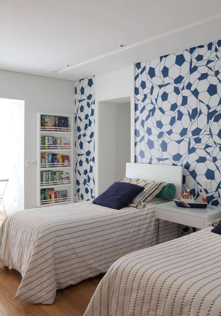 56. N&atilde;o se esque&ccedil;a de estimular a leitura com uma prateleira cheia de livros na decora&ccedil;&atilde;o de quarto infantil. Projeto Marcello Rosset