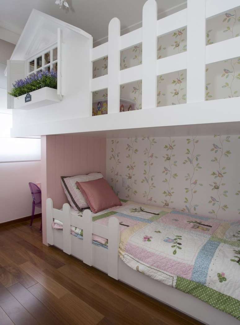 58. A casinha de bonecas de sua filha pode ficar em cima da cama dela! Invista numa decora&ccedil;&atilde;o de quarto infantil planejada.