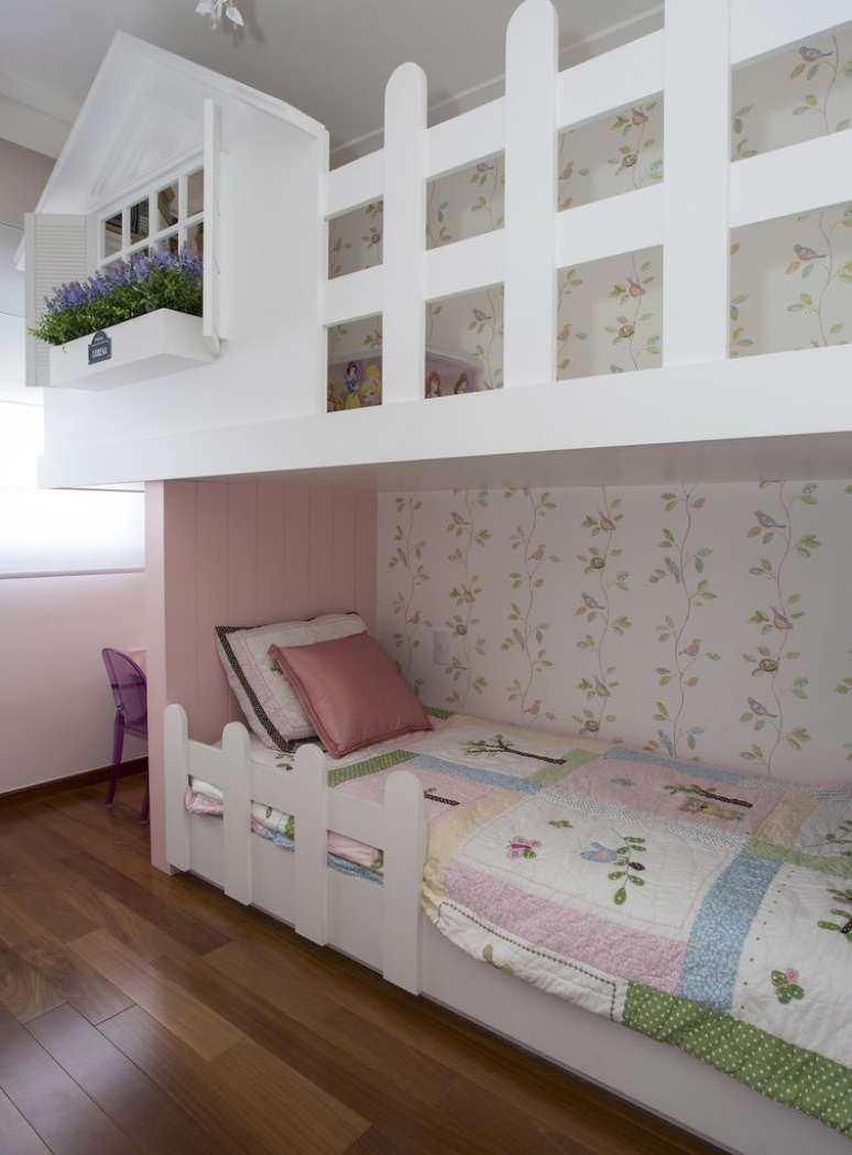 58. A casinha de bonecas de sua filha pode ficar em cima da cama dela! Invista numa decoração de quarto infantil planejada.