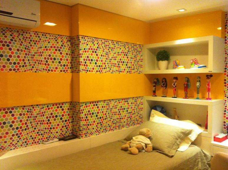 31. Um quarto infantil amarelo com bolinhas fica bem descolado! Projeto por Larissa Vinagre