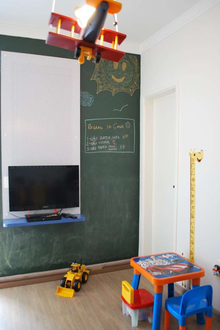 57. A parede de tinta lousa é excelente na decoração de quarto infantil, distrai as crianças e fica charmoso na decoração!