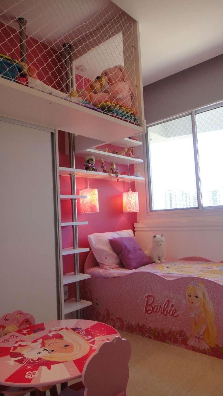 21. A Barbie é um clássico, mas este quarto infantil ficou muito criativo com essa marcenaria planejada. Projeto por Lamego Mancini