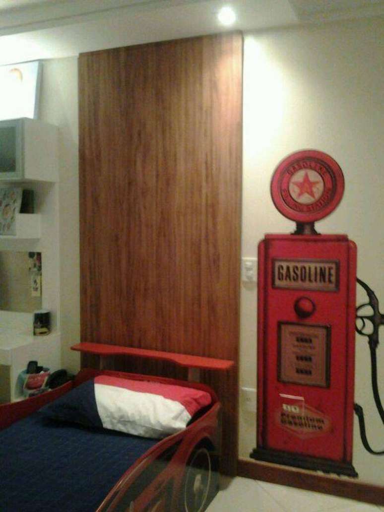 18. Uma cama de carrinho &eacute; encontrado facilmente e o adesivo confere personalidade. Projeto por Paola Bassani Louzada