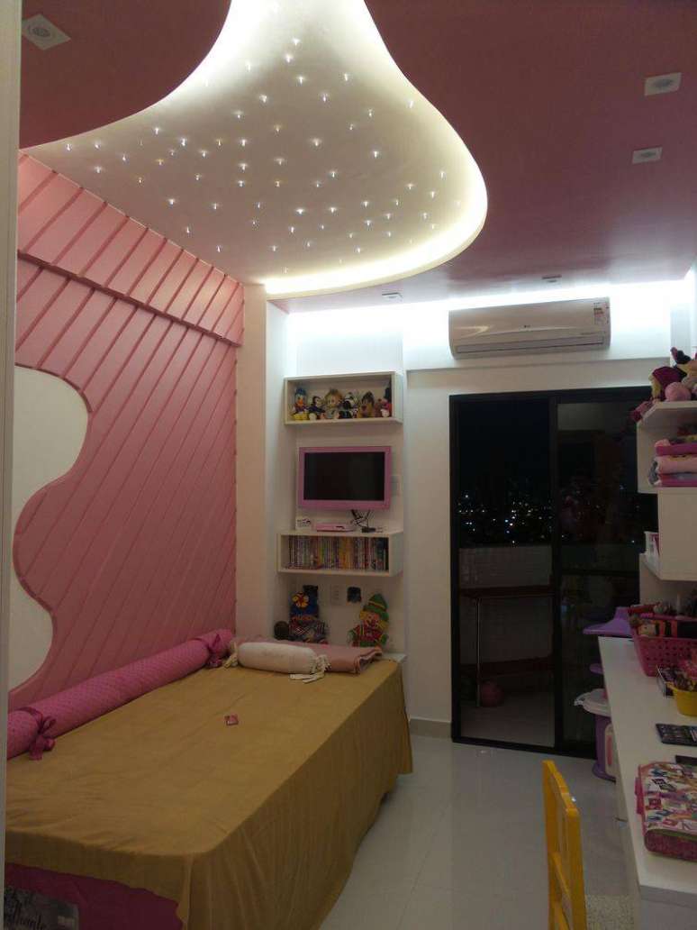28. Luzes em led no teto lembram um c&eacute;u e agu&ccedil;am a imagina&ccedil;&atilde;o num quarto infantil. Projeto por Kacio Lima de Souza