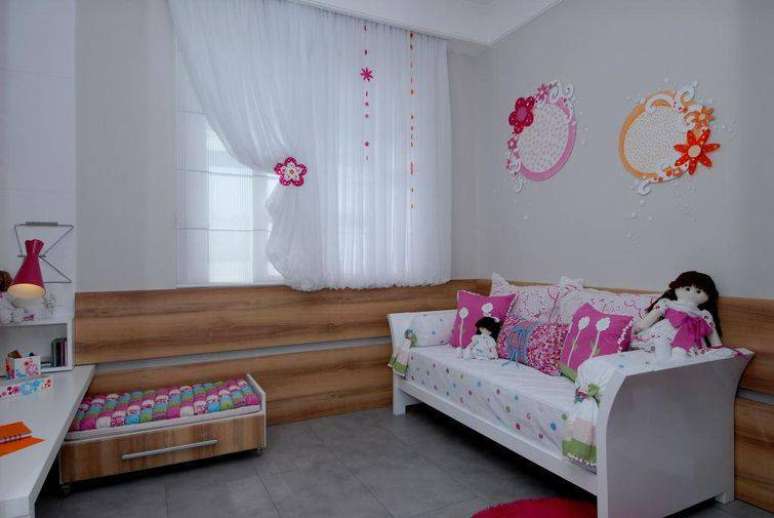 27. Detalhes na cortina e na parede deixam a decoração de quarto infantil bem fofa. Projeto Karin Stahr