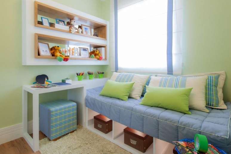 13. Os nichos na decoração de quarto infantil auxiliam na organização. Projeto por Sesso & Dalanezi