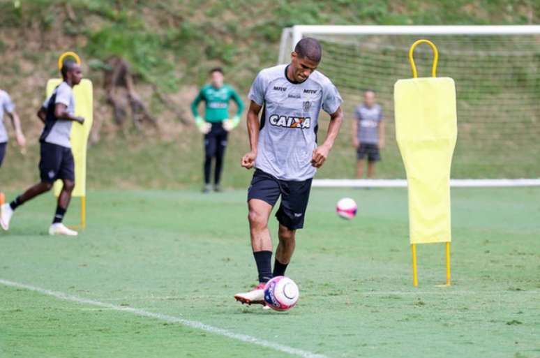 Leonardo Silva vai à campo e treina com bola (Foto: Bruno Cantini / Atlético-MG)