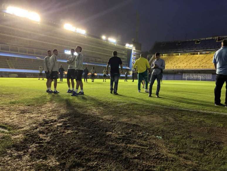 Jogadores do Palmeiras no gramado da Bombonera