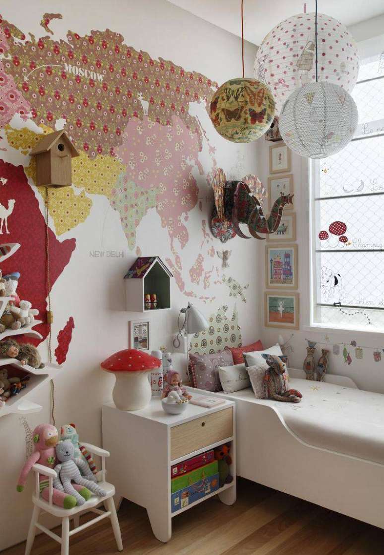 54. A decoração de quarto infantil pode ser ousada e criativa